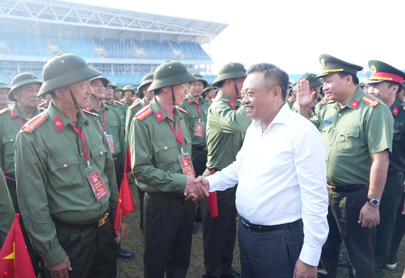 Chủ tịch UBND TP. Hà Nội Trần Sỹ Thanh đến thăm, tặng quà, động viên các khối tham gia diễu binh, diễu hành kỷ niệm 80 năm Cách mạng Tháng Tám và Quốc khánh 2/9. Ảnh: Thùy Linh