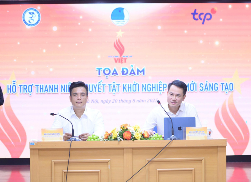 Anh Nguyễn Kim Quy, Trưởng ban Công tác thanh thiếu nhi, Cơ quan Ủy ban Trung ương MTTQ Việt Nam, Phó Chủ tịch thường trực Trung ương Hội LHTN Việt Nam (phải) và anh Phạm Văn Thành, Chủ tịch Hội Thanh niên khuyết tật Việt Nam (trái) chủ trì tọa đàm
