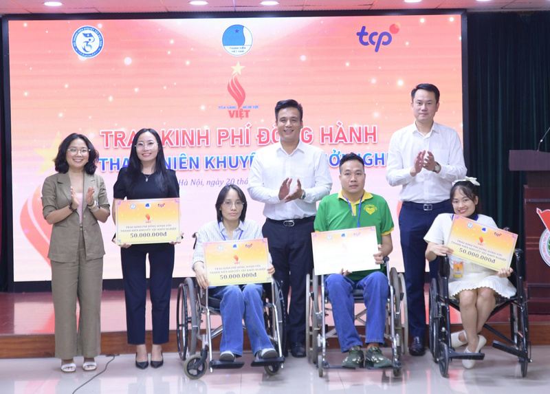Trao tặng kinh phí đồng hành cùng thanh niên khuyết tật khởi nghiệp