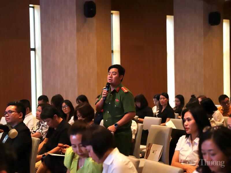 Thượng úy Dương Hải Anh (Ban Thanh niên Công an tỉnh Sơn La), đại diện dự án Hạnh phúc cho em.
