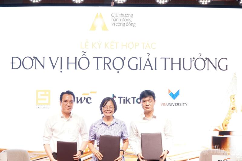 Lễ ký kết giữa Ban tổ chức giải thương và các đơn vị hỗ trợ.