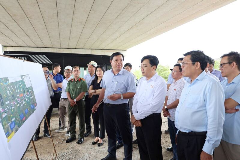 Phó Chủ nhiệm Ủy Kinh tế và Tài chính Nguyễn Minh Sơn cùng đoàn công tác khảo sát tiến độ Dự án cao tốc Châu Đốc - Cần Thơ - Sóc Trăng, đoạn đi qua địa bàn xã Định Mỹ, tỉnh An Giang. Ảnh: Nguyễn Hành