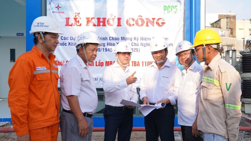 Ông Bùi Hải Thành, Phó Tổng giám đốc EVNHCMC rà soát, kiểm tra tổng thể sau lễ khởi công lắp máy biến áp thứ 3 tại Trạm biến áp 110kV Chợ lớn - Ảnh: EVNHCMC.