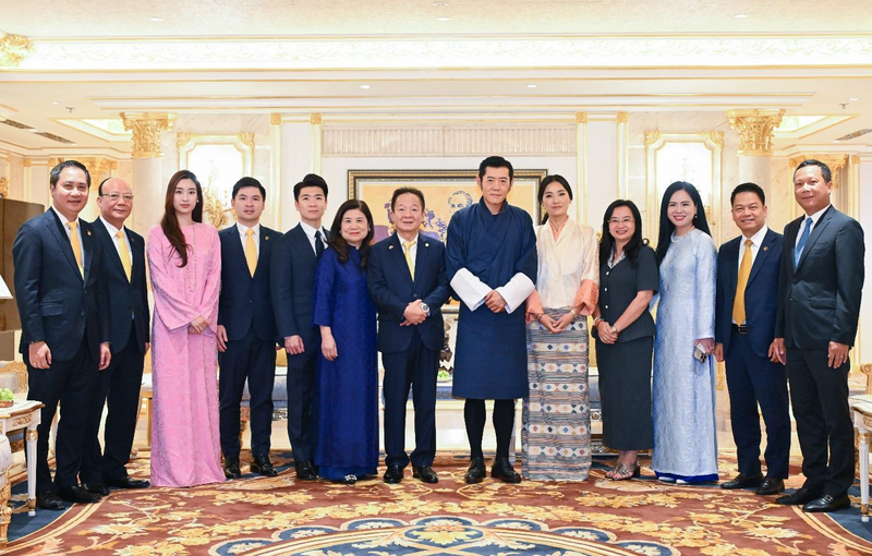 Quốc vương Bhutan cùng Hoàng hậu chụp ảnh lưu niệm cùng lãnh đạo Tập đoàn T&T Group và Ngân hàng SHB