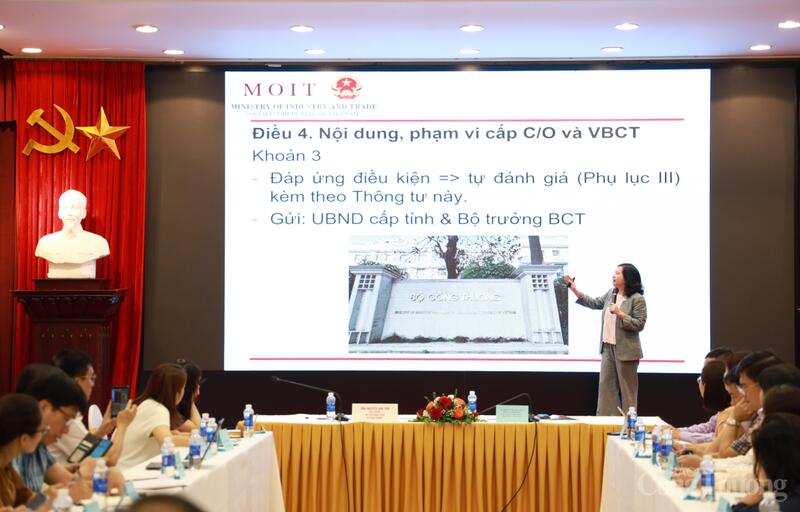 Phó Cục trưởng Cục xuất nhập khẩu Trịnh Thị Thu Hiền hướng dẫn công tác tổ chức thực thi Thông tư số 40/2025/TT-BCT
