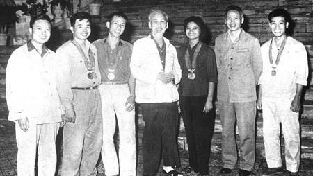 Chủ tịch Hồ Chí Minh và Thủ tướng Phạm Văn Đồng tiếp các vận động viên tiêu biểu của đoàn thể thao Việt Nam tham dự Đại hội GANEFO châu Á 1996. Ảnh tư liệu