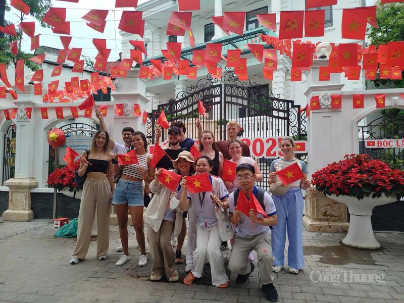 Một nhóm khách người nước ngoài cũng muốn lưu giữ hình ảnh đẹp khi đến thăm Việt Nam đúng dịp chúng ta kỷ niệm 80 năm Quốc khánh 2/9.