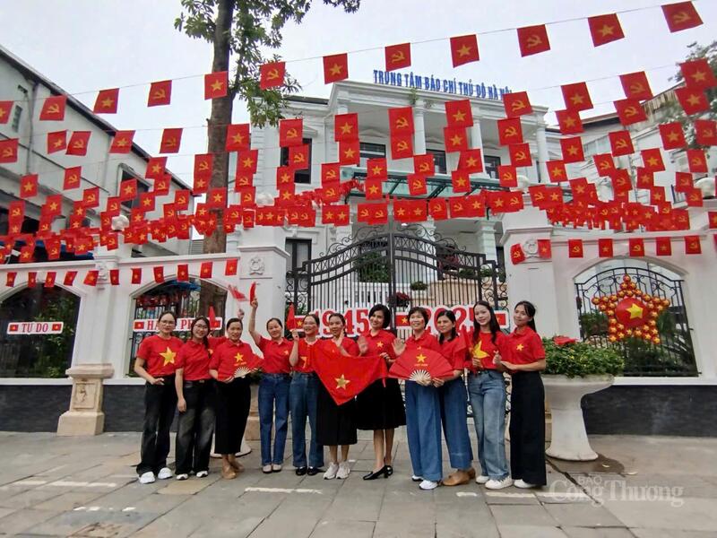 Đoàn khách ở xã Nội Bài, TP Hà Nội đến thăm quan Lăng Bác rồi dừng lại tại Trung tâm Báo chí Thủ đô để "check in".