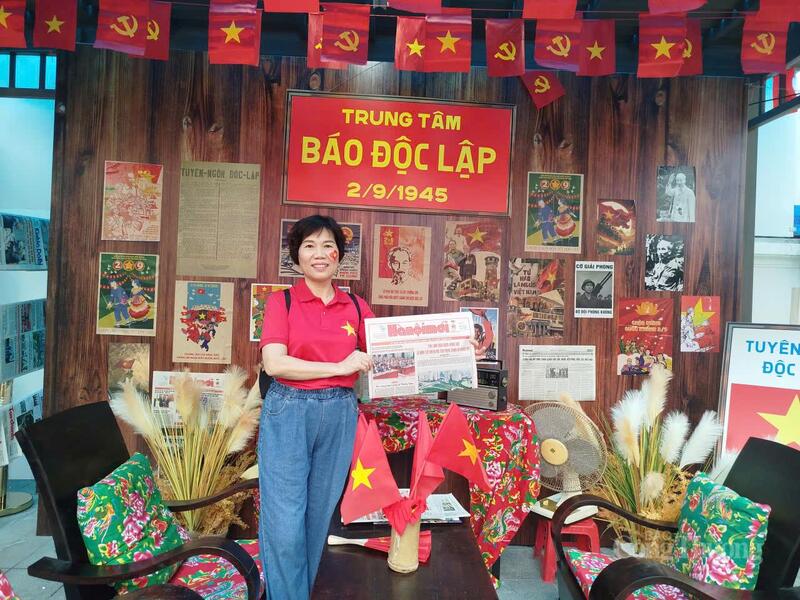 Bà Phạm Thị Thanh Nga (xã Nội Bài, TP Hà Nội) cho biết, khi cả đoàn đang di chuyển trên phố Điện Biện Phủ thấy Trung tâm Báo chí Thủ đô Hà Nội trang hoàng đẹp mắt, gây chú ý nên mọi người vào thăm quan, chụp ảnh làm kỷ niệm.
