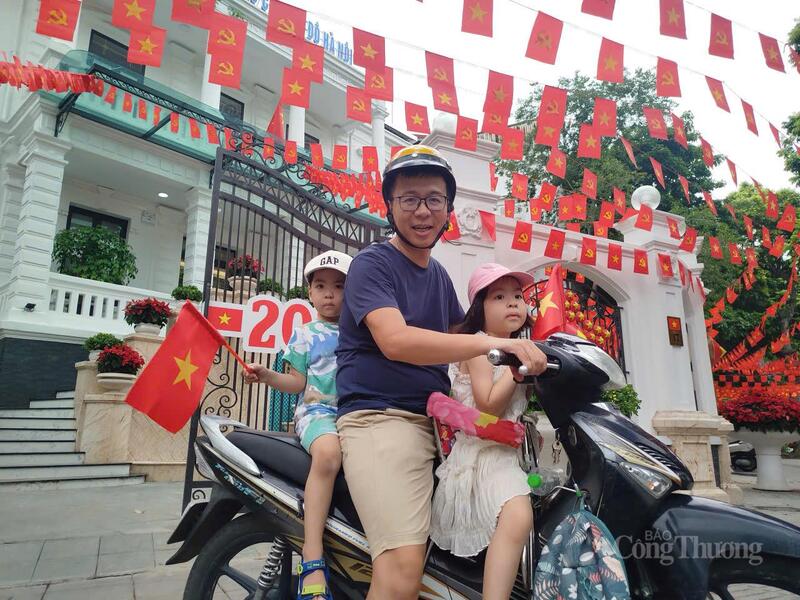 Anh Minh Cường đi đón 2 con cũng bị "níu chân" vì hình ảnh bắt mắt tại 17 Điện Biên Phủ.