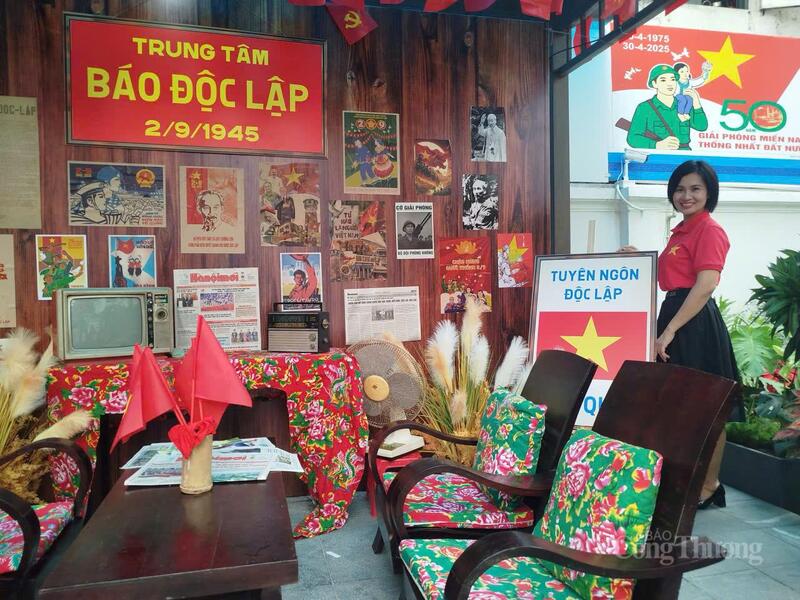 Chị Vương Bích Ngọc cho hay, đến đây chúng tôi được đón tiếp rất nhiệt tình, chu đáo, cán bộ mến khách và nhất là có hình ảnh đẹp, ý nghĩa nên mọi người đến đây chắc chắn sẽ được hòa mình cùng không khí vui tươi, phấn khởi, tự hào của dân tộc trong những ngày lễ trọng đại sắp tới.
