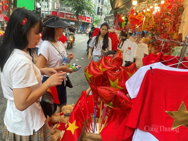 Phố Hàng Mã sáng 21/8 tấp nập người mua sắm. Ảnh: Hoàng Thanh