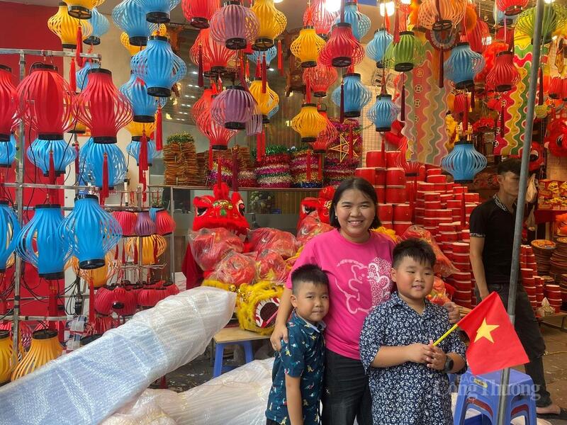 Chị Như Ý đưa con từ Cần Thơ ra Hà Nội cảm nhận không khí lễ kỷ niệm đặc biệt của đất nước. Ảnh: Hoàng Thanh