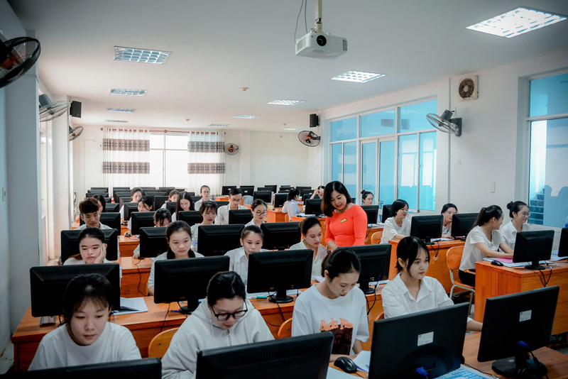 Nâng cao năng lực số và công nghệ cho đội ngũ lao động ngành thương mại - dịch vụ đang trở thành yêu cầu cấp thiết. Ảnh: Đỗ Nga