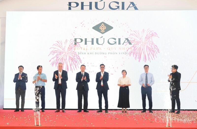 Đại diện lãnh đạo Sở, ngành tỉnh Gia Lai cùng Chủ đầu tư dự án và các đối tác chiến lược tại lễ khởi công Dự án Phú Gia Royal Park - Quy Nhơn. Ảnh: Hiền Mai
