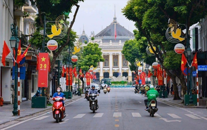 Đường phố Hà Nội trang hoàng rực rỡ cờ hoa chào mừng Quốc khánh 2/9. Ảnh: TTDT