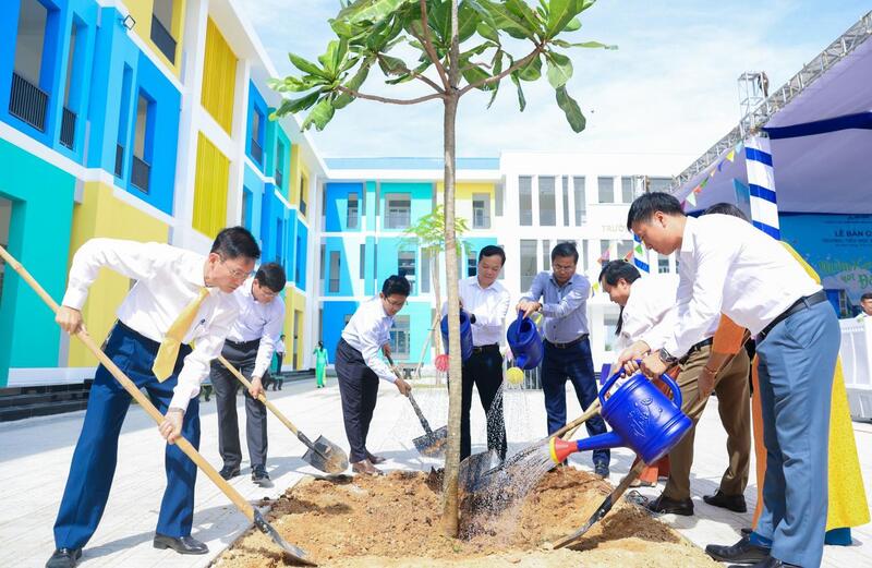 Các đại biểu trồng cây lưu niệm tại trường. Ảnh: Bình An
