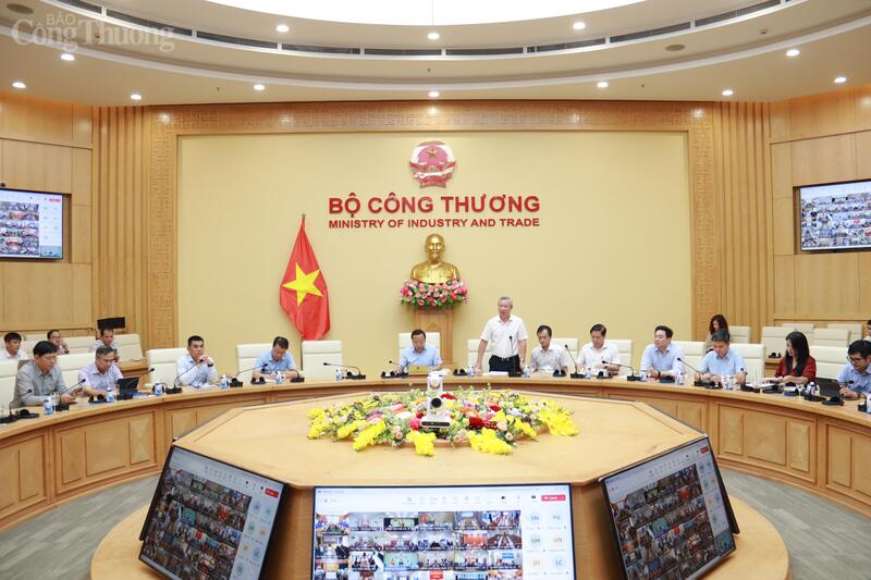 Ông Phạm Nguyên Hùng, Cục trưởng Cục Điện lực (Bộ Công Thương) báo cáo tại hội nghị
