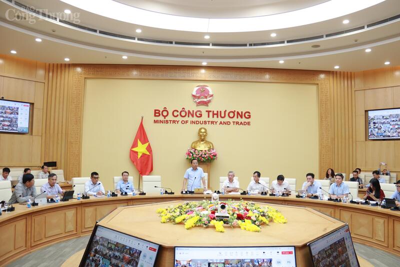 Thứ trưởng Bộ Công Thương Nguyễn Hoàng Long chủ trì hội nghị.