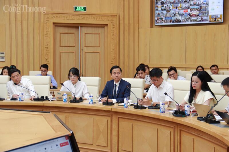Các đại biểu tham dự hội nghị