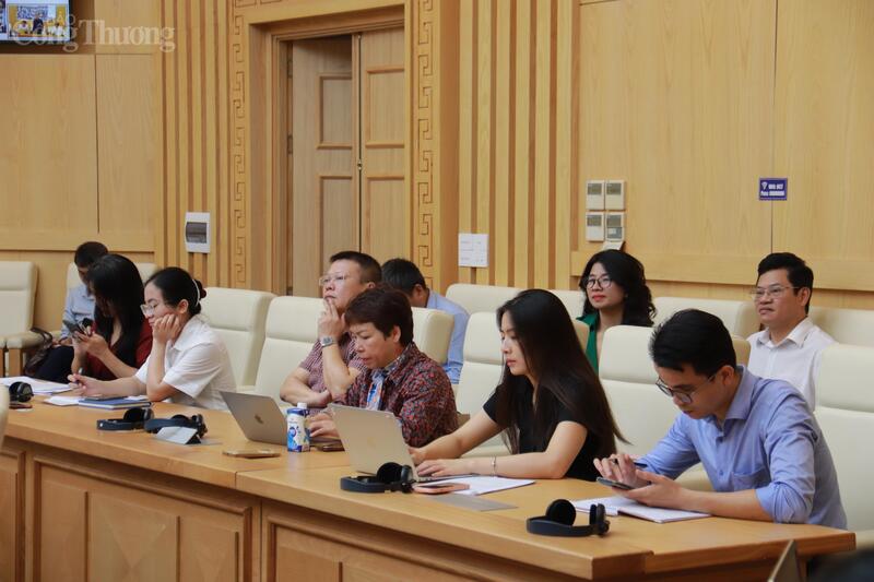 Bộ Công Thương tổ chức hội nghị để lắng nghe ý kiến của các địa phương, doanh nghiệp, tổ chức, đơn vị nhằm tiếp tục hoàn thiện các quy định pháp lý, tháo gỡ khó khăn cho cơ chế mua bán điện trực tiếp cũng như lĩnh vực năng lượng tái tạo.
