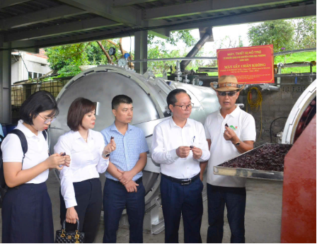 Nghiệm thu đề án ứng dụng máy móc thiết bị tại Hợp tác xã Dịch vụ phát triển nông nghiệp 19/5. Ảnh: Nguyễn Hiền