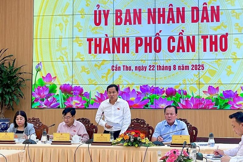 Ông Lê Quang Mạnh, Phó chủ nhiệm Thường trực Ủy ban Kinh tế và Tài chính Quốc hội làm trưởng đoàn, phát biểu tại buổi làm việc.