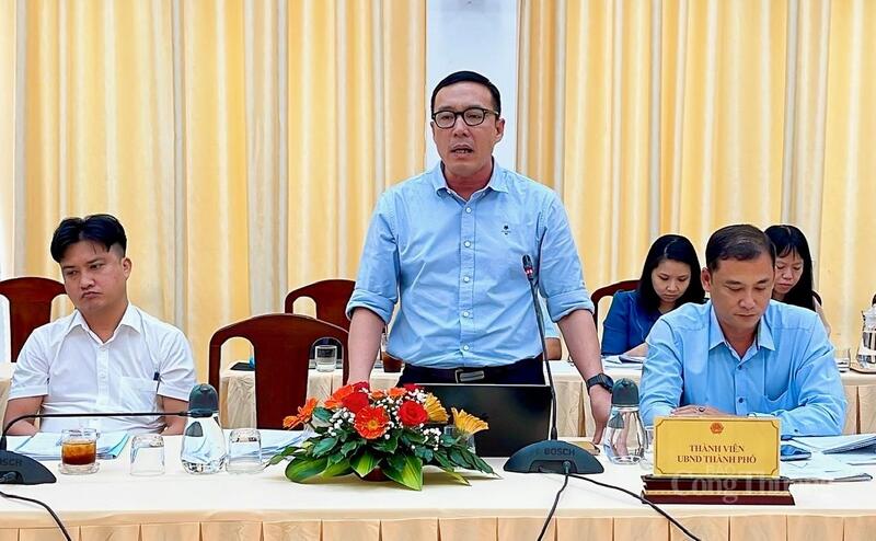 Đại diện các sở, ngành TP. Cần Thơ báo cáo tiến độ các dự án tại buổi làm việc.