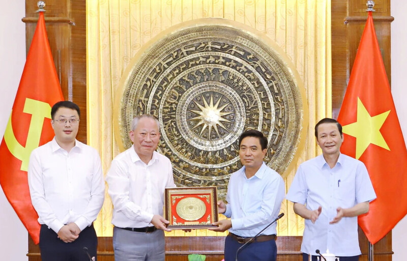 Lãnh đạo tỉnh Thanh Hóa trao quà lưu niệm cho ông Nghiêm Giới Hòa, đại diện Tập đoàn Xây dựng Thái Bình Dương. Ảnh: Minh Hiếu