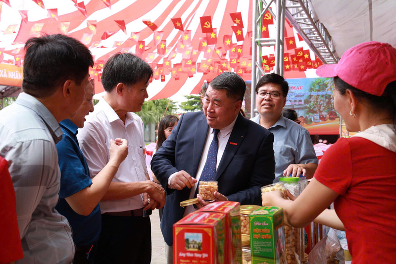 Các đại biểu tham quan gian hàng nhãn chế biến sâu của Hợp tác xã Nhãn lồng và Chế biến nông sản