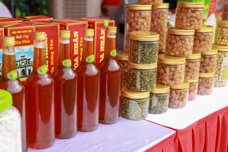 Các sản phẩm nhãn chế biến được trưng bày tại phiên chợ.