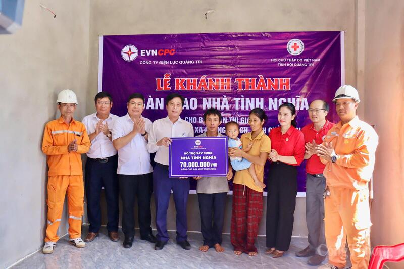 Công ty Điện lực Quảng Trị phối hợp với Hội Chữ thập đỏ tỉnh tổ chức bàn giao nhà tình nghĩa cho gia đình chị Trần Thị Giang tại thôn Hòa Bình, xã Quảng Trạch