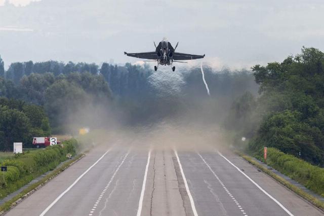 Máy bay F/A-18D của Kuwait. Ảnh: Defense News