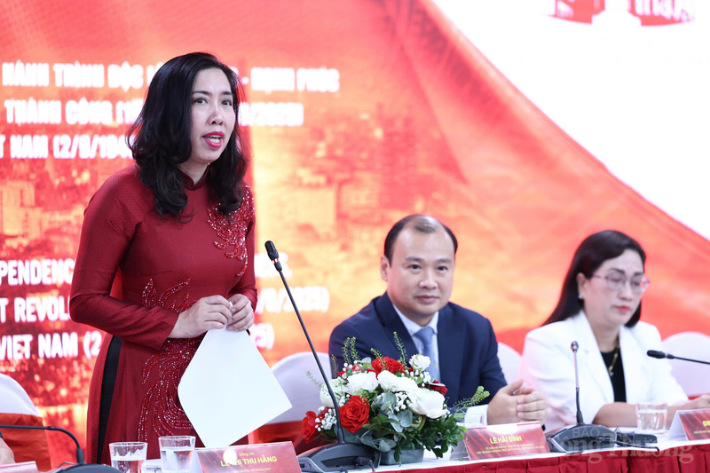 Bà Lê Thị Thu Hằng - Thứ trưởng Bộ Ngoại giao phát biểu tại họp báo. Ảnh: Nam Nguyễn