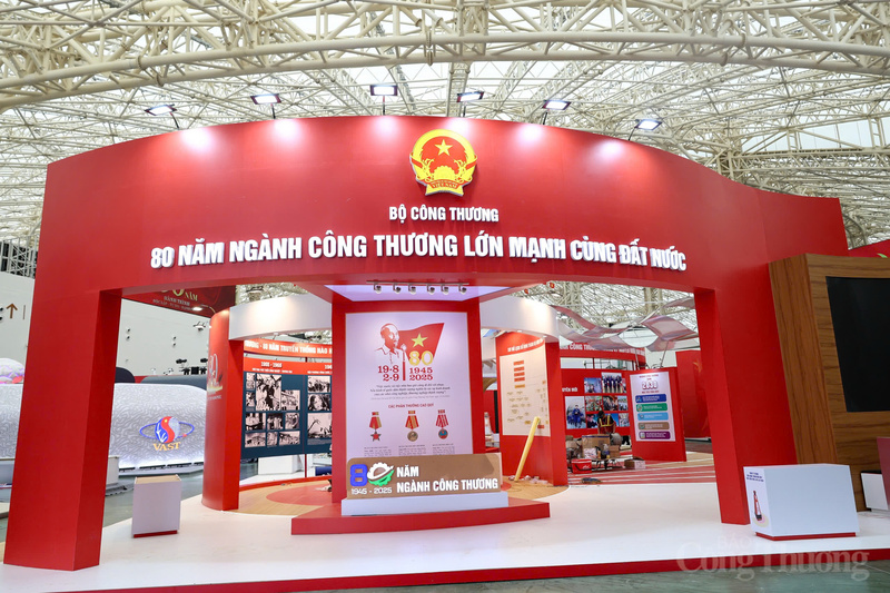 Khu vực triển lãm của Bộ Công Thương tại không gian “Kiến tạo phát triển” có chủ đề “80 năm ngành Công Thương lớn mạnh cùng đất nước”. Ảnh: Nam Nguyễn