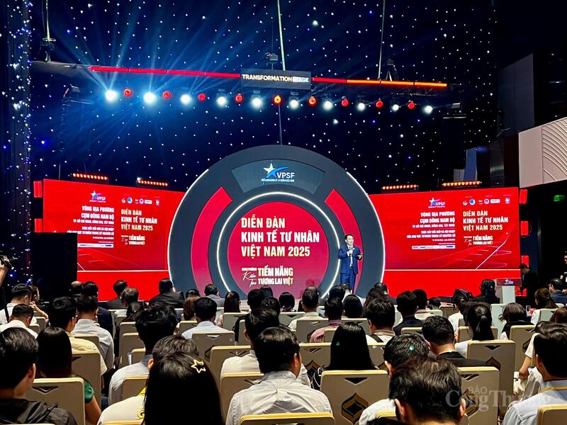 Diễn đàn Kinh tế tư nhân Việt Nam 2025 quy tụ 200 đại biểu là đại diện lãnh đạo các cơ quan, ban ngành, địa phương, các chuyên gia, cùng cộng đồng doanh nhân, doanh nghiệp tư nhân