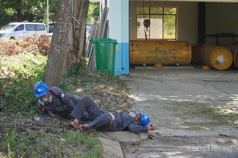 Sau khoảng 10 phút, 2 nhân viên có dấu hiệu bất thường như tức ngực, khó thở do hít phải khí Clo liền chạy ra ngoài và dùng bộ đàm báo động cho Quản đốc nhà máy.