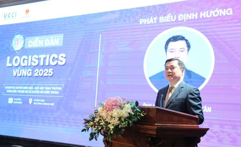 Thứ trưởng Bộ Công Thương Nguyễn Sinh Nhật Tân phát biểu tại diễn đàn. Ảnh: Nguyễn Tuấn