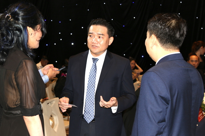 Lãnh đạo cơ quan quản lý nhà nước trao đổi với doanh nhân, doanh nghiệp bên lề vòng đối thoại cụm Đông Nam Bộ. Ảnh: Minh Khuê