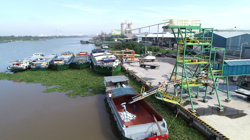 Ghe nhận hàng tại bến thủy nội địa 3.000 tấn của Công ty CP Phân bón Bình Điền - Nhà máy Phân bón Bình Điền - Long An.