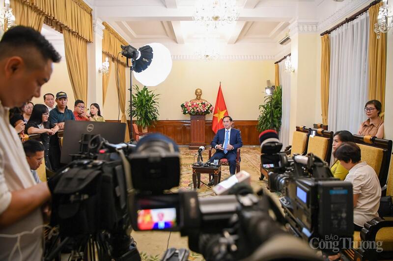 Phó Thủ tướng, Bộ trưởng Bộ Ngoại giao Bùi Thanh Sơn nhấn mạnh, trong kỷ nguyên vươn mình của đất nước, ngành Ngoại giao phải không ngừng đổi mới, nâng tầm hơn nữa cả trong tư duy và hành động. Ảnh: Quang Phúc