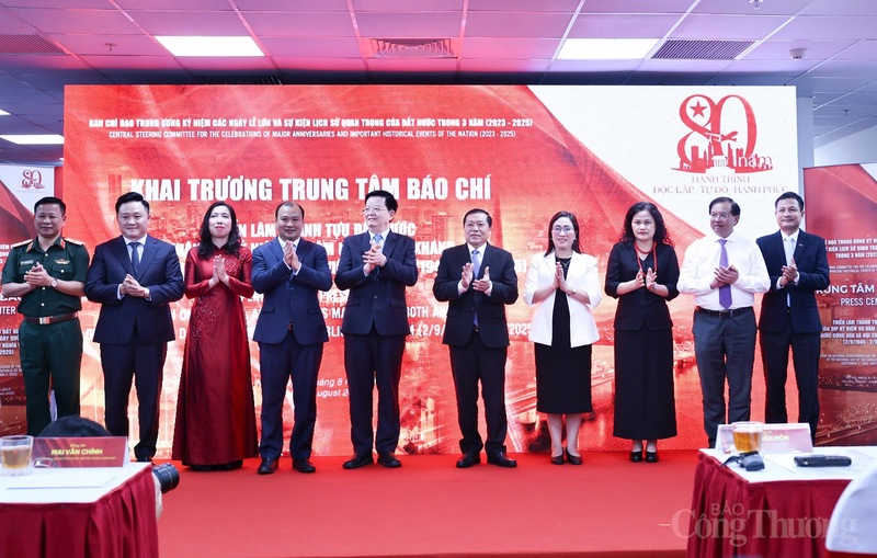 Các đại biểu tham dự lễ khai trương Trung tâm báo chí. Ảnh: Nam Nguyễn