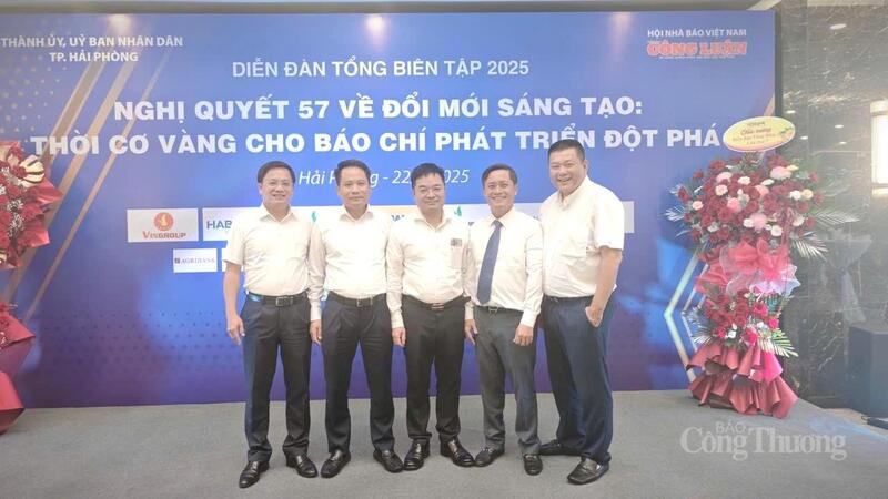 Tổng Biên tập Báo Công Thương Nguyễn Văn Minh cùng các lãnh đạo cơ quan báo chí tham gia diễn đàn