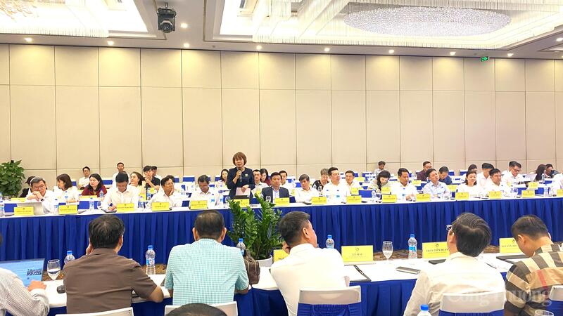 Bà Đặng Thị Phương Thảo, Phó Cục trưởng Cục Báo chí, Bộ Văn hóa, Thể thao và Du lịch phát biểu, trao đổi, chia sẻ tại diễn đàn