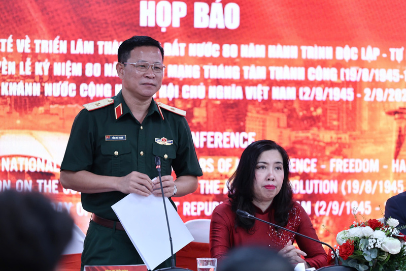 Thiếu tướng Tống Văn Thanh, Phó Cục trưởng Cục Tuyên huấn, Tổng cục Chính trị Quân đội nhân dân Việt Nam thông tin về hoạt động diễu binh, diễu hành tại họp báo. Ảnh: Nam Nguyễn