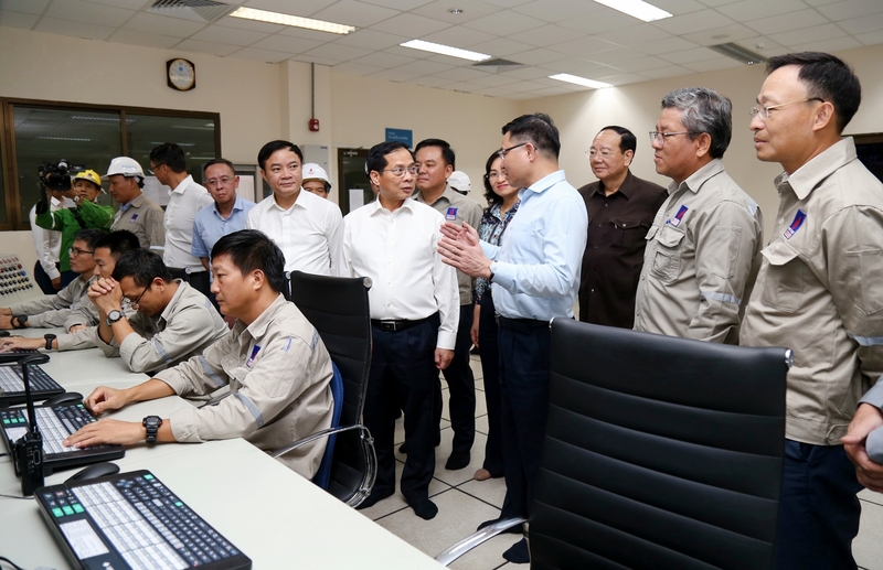 Phó Thủ tướng cùng đoàn công tác đã thăm khu công nghệ sản xuất của nhà máy, động viên cán bộ, kỹ sư, công nhân đang trực tiếp vận hành tại Phòng Điều khiển Trung tâm nhà máy (Ảnh PVFCCo – Phú Mỹ)