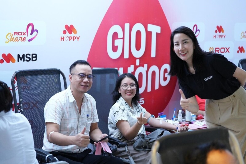 Một cặp vợ chồng cùng hiến máu năm thứ hai liên tiếp tại chương trình Giọt thương.