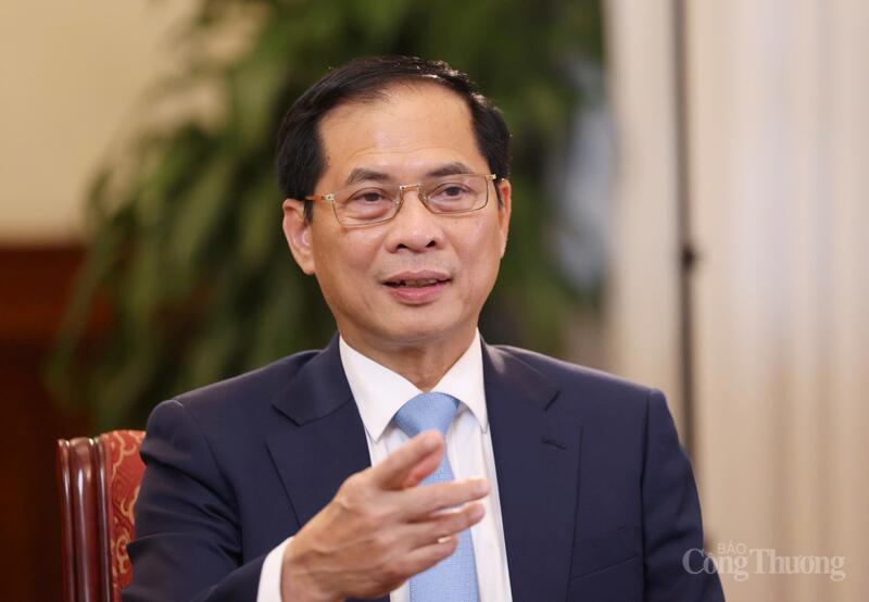 Phó Thủ tướng, Bộ trưởng Bộ Ngoại giao trả lời phỏng vấn báo chí về những thành tựu, dấu ấn của ngành Ngoại giao trong hành trình 80 năm xây dựng đất nước. Ảnh: Quang Phúc