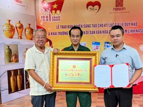 Trao chứng nhận cho Không gian di sản văn hoá gốm sứ tâm linh NASON.