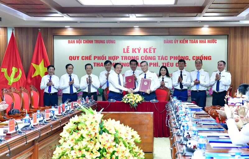 Trưởng Ban Nội chính Trung ương Phan Đình Trạc Phan Đình Trạc và Tổng Kiểm toán Nhà nước Ngô Văn Tuấn ký Quy chế phối hợp trong công tác phòng, chống tham nhũng, lãng phí, tiêu cực. Ảnh: SAV